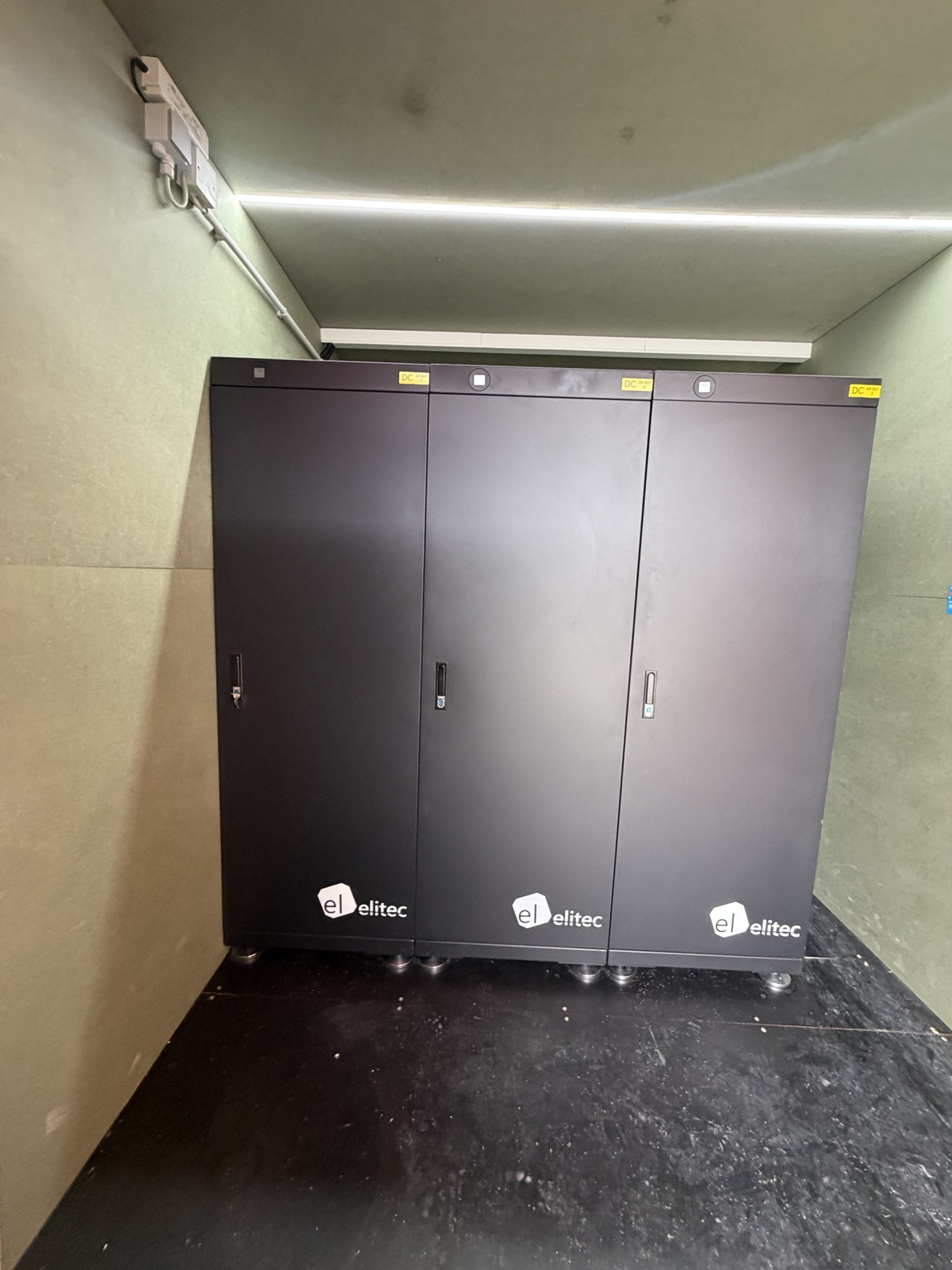 Trois armoires de stockage Elitec fermées